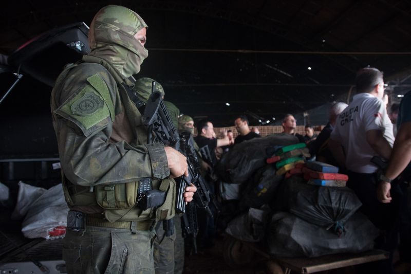 Sete fornos foram utilizados durante a incineração de dois mil e trezentos quilos de cocaína apreendidos durante a operação "Narcos II", realizada pela Polícia Civil. <div class='credito_fotos'>Foto: Pedro Guerreiro / Ag. Pará   |   <a href='/midias/2020/originais/6010_c4de7d64-3a2d-35ff-c590-c4c58a487175.jpg' download><i class='fa-solid fa-download'></i> Download</a></div>