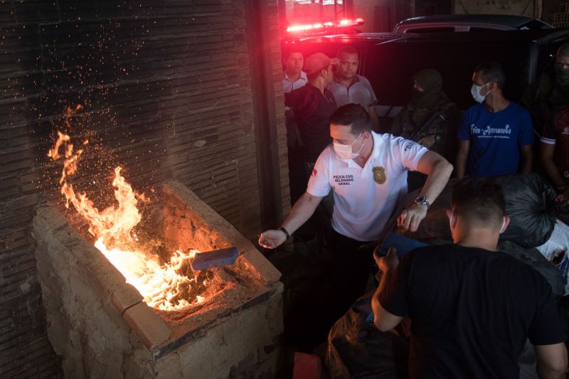 Sete fornos foram utilizados durante a incineração de dois mil e trezentos quilos de cocaína apreendidos durante a operação "Narcos II", realizada pela Polícia Civil. <div class='credito_fotos'>Foto: Pedro Guerreiro / Ag. Pará   |   <a href='/midias/2020/originais/6010_d623a9ea-4586-709e-543f-82876a967490.jpg' download><i class='fa-solid fa-download'></i> Download</a></div>