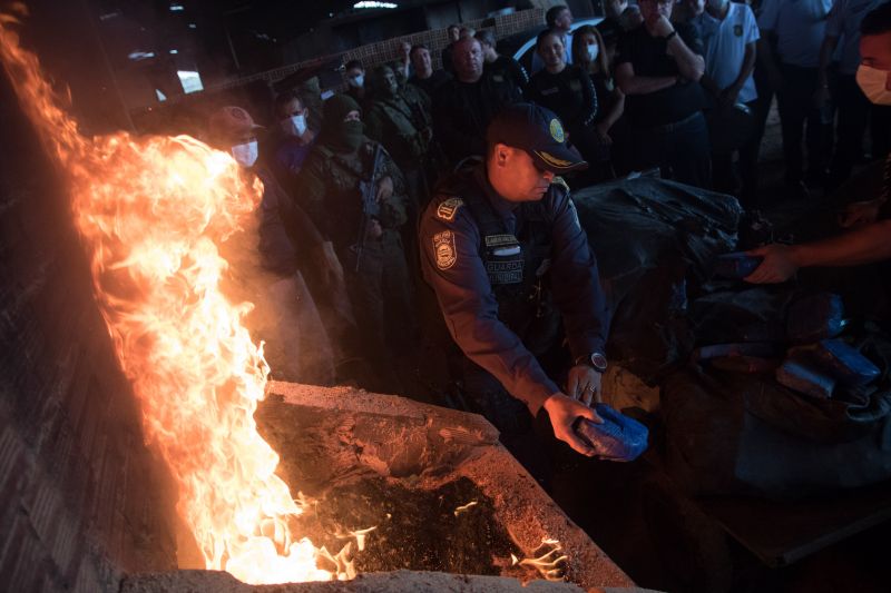 Sete fornos foram utilizados durante a incineração de dois mil e trezentos quilos de cocaína apreendidos durante a operação "Narcos II", realizada pela Polícia Civil. <div class='credito_fotos'>Foto: Pedro Guerreiro / Ag. Pará   |   <a href='/midias/2020/originais/6010_e0b75100-7608-00f9-7ac3-cc701d7c836c.jpg' download><i class='fa-solid fa-download'></i> Download</a></div>