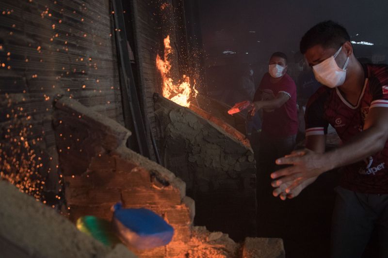 Sete fornos foram utilizados durante a incineração de dois mil e trezentos quilos de cocaína apreendidos durante a operação "Narcos II", realizada pela Polícia Civil. <div class='credito_fotos'>Foto: Pedro Guerreiro / Ag. Pará   |   <a href='/midias/2020/originais/6010_ea580347-6d52-af52-3fb3-dab09e52c4eb.jpg' download><i class='fa-solid fa-download'></i> Download</a></div>