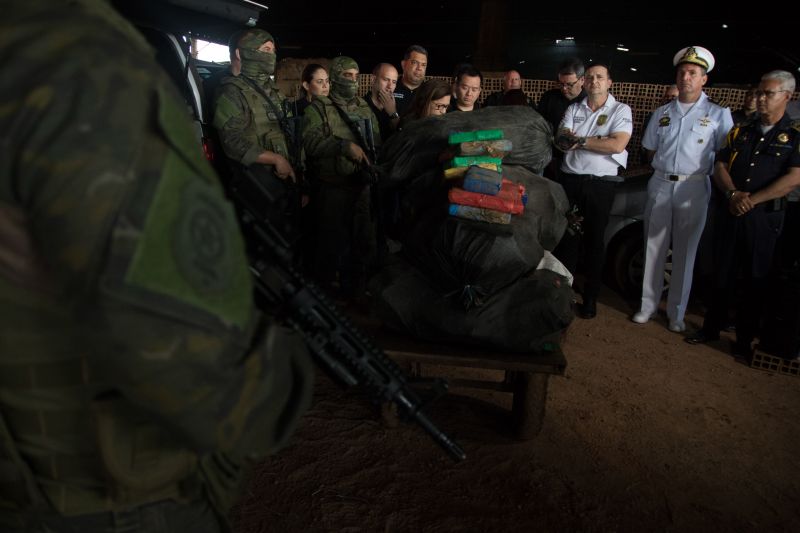 Sete fornos foram utilizados durante a incineração de dois mil e trezentos quilos de cocaína apreendidos durante a operação "Narcos II", realizada pela Polícia Civil. <div class='credito_fotos'>Foto: Pedro Guerreiro / Ag. Pará   |   <a href='/midias/2020/originais/6010_eb80b4e5-d5ff-3b9a-0c6d-35205398a967.jpg' download><i class='fa-solid fa-download'></i> Download</a></div>