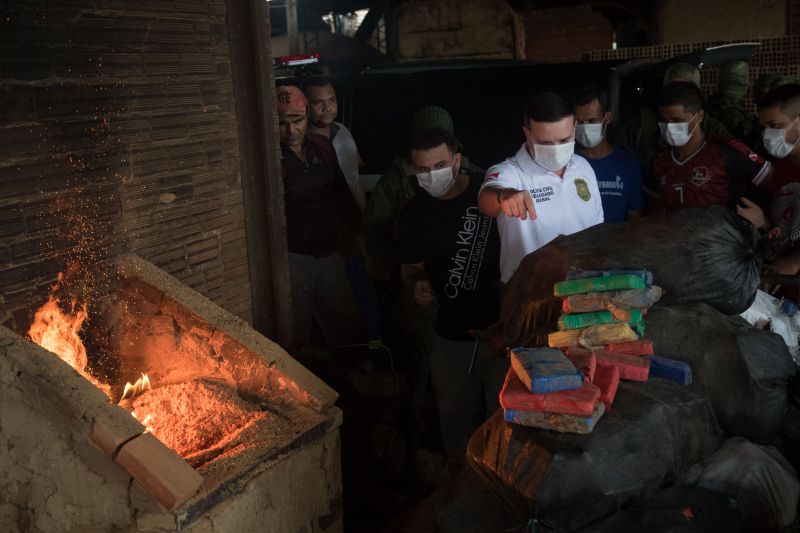 Sete fornos foram utilizados durante a incineração de dois mil e trezentos quilos de cocaína apreendidos durante a operação "Narcos II", realizada pela Polícia Civil. <div class='credito_fotos'>Foto: Pedro Guerreiro / Ag. Pará   |   <a href='/midias/2020/originais/6010_ed032c49-fd80-6110-2943-96384a2bc93b.jpg' download><i class='fa-solid fa-download'></i> Download</a></div>