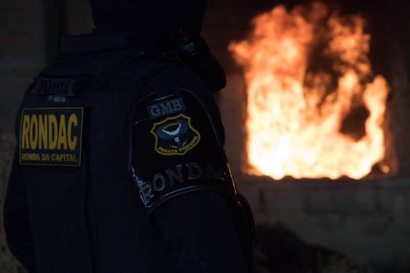 Sete fornos foram utilizados durante a incineração de dois mil e trezentos quilos de cocaína apreendidos durante a operação "Narcos II", realizada pela Polícia Civil. <div class='credito_fotos'>Foto: Pedro Guerreiro / Ag. Pará   |   <a href='/midias/2020/originais/6010_f392bcbd-fc2e-1431-bcbd-674bde688bdd.jpg' download><i class='fa-solid fa-download'></i> Download</a></div>