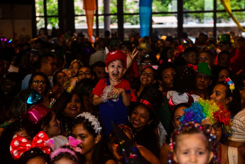 O Bailinho de Carnaval da Estação das Docas, em Belém, atraiu cerca de 3 mil pessoas ao complexo turístico, cultural e gastronômico na orla da Baía do Guajará nesta terça-feira (25). <div class='credito_fotos'>Foto: UCHOA SILVA / DIVULGAÇÃO   |   <a href='/midias/2020/originais/6024_08a07c41-f9f6-335f-2809-e69d4ef905a2.jpg' download><i class='fa-solid fa-download'></i> Download</a></div>