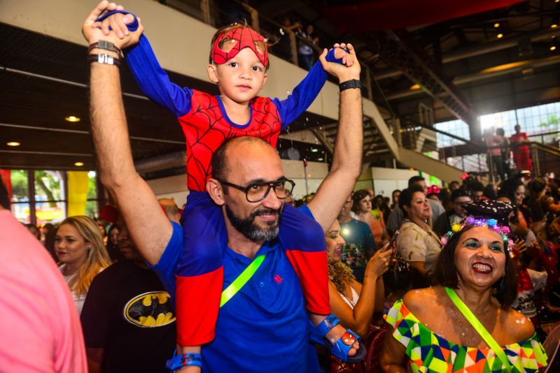 O Bailinho de Carnaval da Estação das Docas, em Belém, atraiu cerca de 3 mil pessoas ao complexo turístico, cultural e gastronômico na orla da Baía do Guajará nesta terça-feira (25). <div class='credito_fotos'>Foto: UCHOA SILVA / DIVULGAÇÃO | <a href='/midias/2020/originais/6024_44214359-559c-3038-f5cd-7da3df5a2f0b.jpg' download><i class='fa-solid fa-download'></i> Download</a></div>
