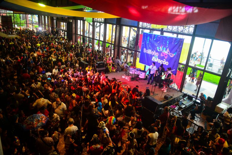 O Bailinho de Carnaval da Estação das Docas, em Belém, atraiu cerca de 3 mil pessoas ao complexo turístico, cultural e gastronômico na orla da Baía do Guajará nesta terça-feira (25). <div class='credito_fotos'>Foto: UCHOA SILVA / DIVULGAÇÃO | <a href='/midias/2020/originais/6024_5b9a0e77-6427-65a4-e1f2-a7efe5dc19d9.jpg' download><i class='fa-solid fa-download'></i> Download</a></div>