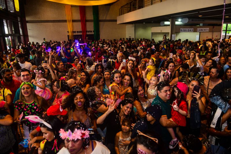 O Bailinho de Carnaval da Estação das Docas, em Belém, atraiu cerca de 3 mil pessoas ao complexo turístico, cultural e gastronômico na orla da Baía do Guajará nesta terça-feira (25). <div class='credito_fotos'>Foto: UCHOA SILVA / DIVULGAÇÃO | <a href='/midias/2020/originais/6024_5d510e4b-bd8c-b5a8-36b5-371dd5020507.jpg' download><i class='fa-solid fa-download'></i> Download</a></div>