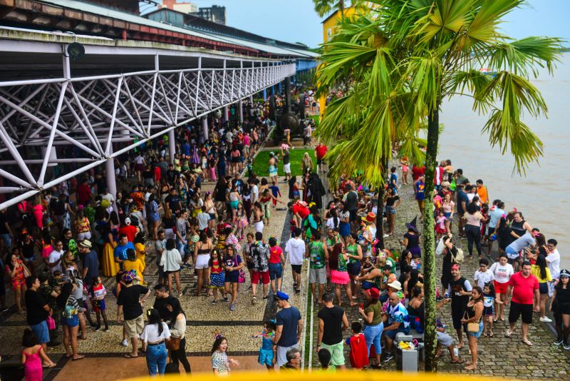 O Bailinho de Carnaval da Estação das Docas, em Belém, atraiu cerca de 3 mil pessoas ao complexo turístico, cultural e gastronômico na orla da Baía do Guajará nesta terça-feira (25). <div class='credito_fotos'>Foto: UCHOA SILVA / DIVULGAÇÃO   |   <a href='/midias/2020/originais/6024_79cc23b5-3cc0-b97d-1d06-c130cbf4e05a.jpg' download><i class='fa-solid fa-download'></i> Download</a></div>