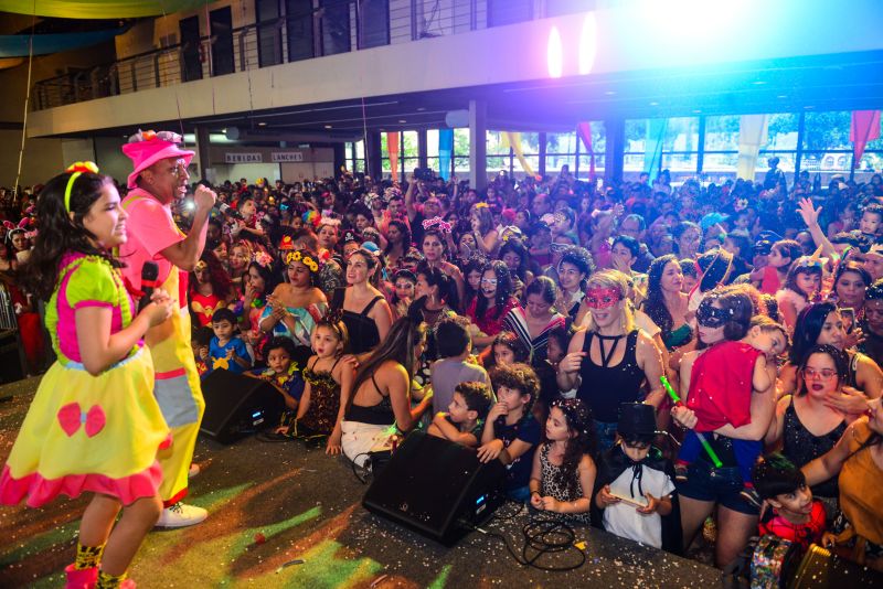 O Bailinho de Carnaval da Estação das Docas, em Belém, atraiu cerca de 3 mil pessoas ao complexo turístico, cultural e gastronômico na orla da Baía do Guajará nesta terça-feira (25). <div class='credito_fotos'>Foto: UCHOA SILVA / DIVULGAÇÃO   |   <a href='/midias/2020/originais/6024_e2985cd0-747f-882f-1581-14cd147cae89.jpg' download><i class='fa-solid fa-download'></i> Download</a></div>