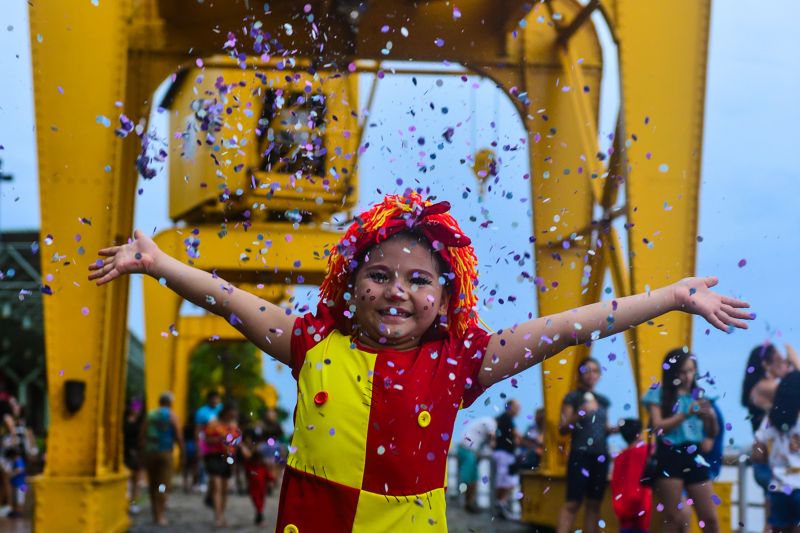 O Bailinho de Carnaval da Estação das Docas, em Belém, atraiu cerca de 3 mil pessoas ao complexo turístico, cultural e gastronômico na orla da Baía do Guajará nesta terça-feira (25). <div class='credito_fotos'>Foto: UCHOA SILVA / DIVULGAÇÃO   |   <a href='/midias/2020/originais/6024_eaa39af0-ebc4-3c7c-37fa-0656f138ae5f.jpg' download><i class='fa-solid fa-download'></i> Download</a></div>