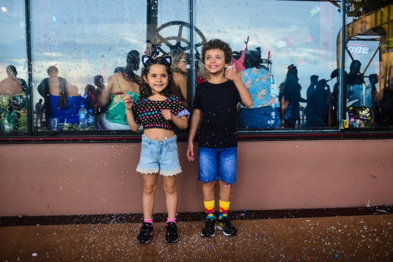 O Bailinho de Carnaval da Estação das Docas, em Belém, atraiu cerca de 3 mil pessoas ao complexo turístico, cultural e gastronômico na orla da Baía do Guajará nesta terça-feira (25). <div class='credito_fotos'>Foto: UCHOA SILVA / DIVULGAÇÃO | <a href='/midias/2020/originais/6024_f0b61f99-0573-b148-9484-11179b0f1f6b.jpg' download><i class='fa-solid fa-download'></i> Download</a></div>