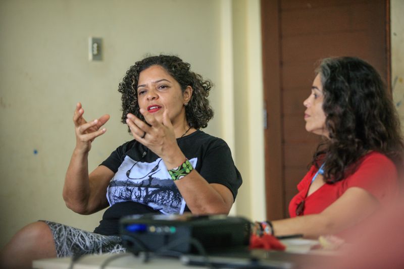 O que a mulher tem a dizer? Como ser mais forte na sociedade? As respostas são variadas e puderam ser ditas durante uma roda de conversa sobre empreendedorismo feminino, realizada nesta segunda-feira (02), no ParaPaz, pólo Guamá. <div class='credito_fotos'>Foto: JADER PAES / AG. PARÁ | <a href='/midias/2020/originais/6039_3bbc957b-457c-0da5-1a32-7d5cbab2a2b8.jpg' download><i class='fa-solid fa-download'></i> Download</a></div>