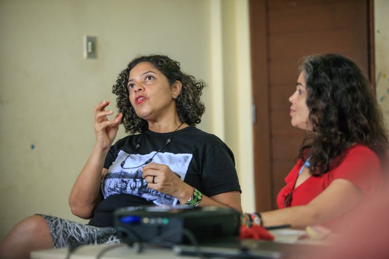 O que a mulher tem a dizer? Como ser mais forte na sociedade? As respostas são variadas e puderam ser ditas durante uma roda de conversa sobre empreendedorismo feminino, realizada nesta segunda-feira (02), no ParaPaz, pólo Guamá. <div class='credito_fotos'>Foto: JADER PAES / AG. PARÁ | <a href='/midias/2020/originais/6039_537378ec-7328-4bf4-9904-10ab63193593.jpg' download><i class='fa-solid fa-download'></i> Download</a></div>