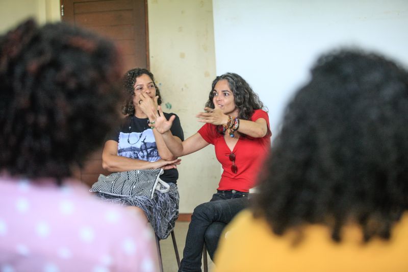 O que a mulher tem a dizer? Como ser mais forte na sociedade? As respostas são variadas e puderam ser ditas durante uma roda de conversa sobre empreendedorismo feminino, realizada nesta segunda-feira (02), no ParaPaz, pólo Guamá. <div class='credito_fotos'>Foto: JADER PAES / AG. PARÁ | <a href='/midias/2020/originais/6039_582ea6ca-0fed-bf7e-baf6-253248c38b7c.jpg' download><i class='fa-solid fa-download'></i> Download</a></div>