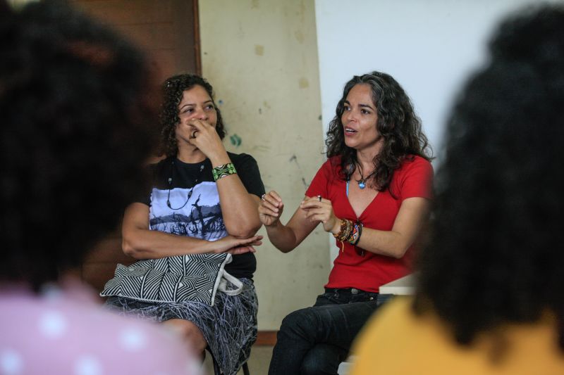 O que a mulher tem a dizer? Como ser mais forte na sociedade? As respostas são variadas e puderam ser ditas durante uma roda de conversa sobre empreendedorismo feminino, realizada nesta segunda-feira (02), no ParaPaz, pólo Guamá. <div class='credito_fotos'>Foto: JADER PAES / AG. PARÁ | <a href='/midias/2020/originais/6039_692a692b-9af5-5b14-a02e-18d8203bcec2.jpg' download><i class='fa-solid fa-download'></i> Download</a></div>