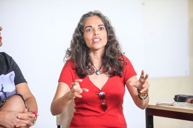 O que a mulher tem a dizer? Como ser mais forte na sociedade? As respostas são variadas e puderam ser ditas durante uma roda de conversa sobre empreendedorismo feminino, realizada nesta segunda-feira (02), no ParaPaz, pólo Guamá. <div class='credito_fotos'>Foto: JADER PAES / AG. PARÁ | <a href='/midias/2020/originais/6039_6ce03938-ff34-2c50-ad3d-778d28b23b1a.jpg' download><i class='fa-solid fa-download'></i> Download</a></div>
