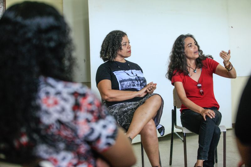 O que a mulher tem a dizer? Como ser mais forte na sociedade? As respostas são variadas e puderam ser ditas durante uma roda de conversa sobre empreendedorismo feminino, realizada nesta segunda-feira (02), no ParaPaz, pólo Guamá. <div class='credito_fotos'>Foto: JADER PAES / AG. PARÁ | <a href='/midias/2020/originais/6039_95da2fbd-4f94-2ff7-cbb3-f024359ca25a.jpg' download><i class='fa-solid fa-download'></i> Download</a></div>