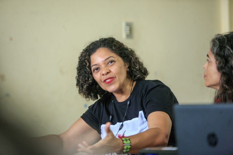 O que a mulher tem a dizer? Como ser mais forte na sociedade? As respostas são variadas e puderam ser ditas durante uma roda de conversa sobre empreendedorismo feminino, realizada nesta segunda-feira (02), no ParaPaz, pólo Guamá. <div class='credito_fotos'>Foto: JADER PAES / AG. PARÁ | <a href='/midias/2020/originais/6039_e0138a80-f941-ae39-1909-fa27bde69a27.jpg' download><i class='fa-solid fa-download'></i> Download</a></div>