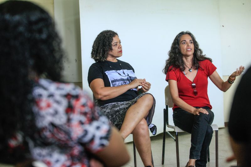 O que a mulher tem a dizer? Como ser mais forte na sociedade? As respostas são variadas e puderam ser ditas durante uma roda de conversa sobre empreendedorismo feminino, realizada nesta segunda-feira (02), no ParaPaz, pólo Guamá. <div class='credito_fotos'>Foto: JADER PAES / AG. PARÁ | <a href='/midias/2020/originais/6039_ff65b7a7-7773-af97-f925-204972edf59e.jpg' download><i class='fa-solid fa-download'></i> Download</a></div>