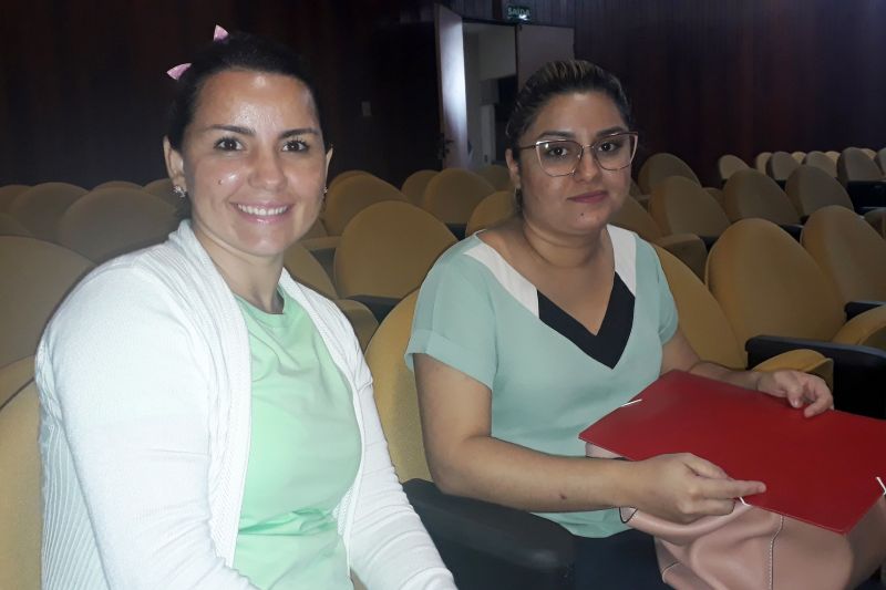 Enfermeira Salma Lopes Lujan e a biomédica Edlainny Ribeiro <div class='credito_fotos'>Foto: ASCOM / SESPA | <a href='/midias/2020/originais/6045_38e51824-dc4c-0bfa-2e6f-4d34ed0eb2df.jpg' download><i class='fa-solid fa-download'></i> Download</a></div>