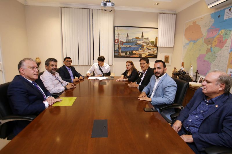 O Governo do Pará, por meio da Secretaria de Estado de Saúde Pública (Sespa), assinou nesta quinta-feira (5) um termo de convênio com a Prefeitura de Portel, no Arquipélago do Marajó, liberando R$ 1 milhão para reforma e recuperação do hospital municipal. “Uma obra importantíssima para melhorar a saúde pública no município de Portel e garantir o direito da população à saúde de qualidade, o direito à vida. E que o povo portelense possa ter garantido este bem tão sensível e necessário”, reiterou o governador Helder Barbalho. <div class='credito_fotos'>Foto: Bruno Cecim / Ag.Pará | <a href='/midias/2020/originais/6052_288269e4-09ad-0680-9370-4d875acbbb2a.jpg' download><i class='fa-solid fa-download'></i> Download</a></div>
