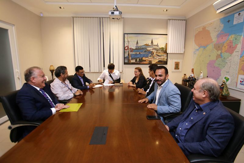 O Governo do Pará, por meio da Secretaria de Estado de Saúde Pública (Sespa), assinou nesta quinta-feira (5) um termo de convênio com a Prefeitura de Portel, no Arquipélago do Marajó, liberando R$ 1 milhão para reforma e recuperação do hospital municipal. “Uma obra importantíssima para melhorar a saúde pública no município de Portel e garantir o direito da população à saúde de qualidade, o direito à vida. E que o povo portelense possa ter garantido este bem tão sensível e necessário”, reiterou o governador Helder Barbalho. <div class='credito_fotos'>Foto: Bruno Cecim / Ag.Pará | <a href='/midias/2020/originais/6052_37a58f77-023e-68f2-108d-1c16f6a46ba0.jpg' download><i class='fa-solid fa-download'></i> Download</a></div>