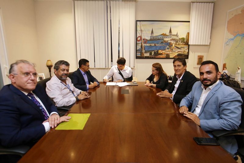 O Governo do Pará, por meio da Secretaria de Estado de Saúde Pública (Sespa), assinou nesta quinta-feira (5) um termo de convênio com a Prefeitura de Portel, no Arquipélago do Marajó, liberando R$ 1 milhão para reforma e recuperação do hospital municipal. “Uma obra importantíssima para melhorar a saúde pública no município de Portel e garantir o direito da população à saúde de qualidade, o direito à vida. E que o povo portelense possa ter garantido este bem tão sensível e necessário”, reiterou o governador Helder Barbalho. <div class='credito_fotos'>Foto: Bruno Cecim / Ag.Pará | <a href='/midias/2020/originais/6052_3adefe6e-f10a-320e-f8dd-67636a4e4a37.jpg' download><i class='fa-solid fa-download'></i> Download</a></div>