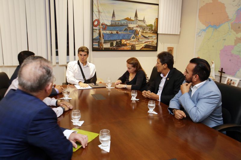 O Governo do Pará, por meio da Secretaria de Estado de Saúde Pública (Sespa), assinou nesta quinta-feira (5) um termo de convênio com a Prefeitura de Portel, no Arquipélago do Marajó, liberando R$ 1 milhão para reforma e recuperação do hospital municipal. “Uma obra importantíssima para melhorar a saúde pública no município de Portel e garantir o direito da população à saúde de qualidade, o direito à vida. E que o povo portelense possa ter garantido este bem tão sensível e necessário”, reiterou o governador Helder Barbalho. <div class='credito_fotos'>Foto: Bruno Cecim / Ag.Pará | <a href='/midias/2020/originais/6052_5a511a03-ea29-9083-620d-75acbc9aa756.jpg' download><i class='fa-solid fa-download'></i> Download</a></div>