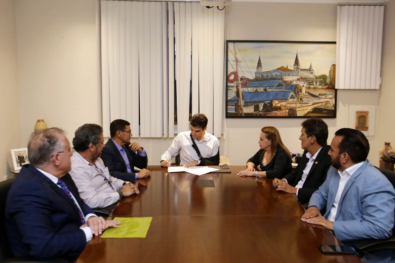 O Governo do Pará, por meio da Secretaria de Estado de Saúde Pública (Sespa), assinou nesta quinta-feira (5) um termo de convênio com a Prefeitura de Portel, no Arquipélago do Marajó, liberando R$ 1 milhão para reforma e recuperação do hospital municipal. “Uma obra importantíssima para melhorar a saúde pública no município de Portel e garantir o direito da população à saúde de qualidade, o direito à vida. E que o povo portelense possa ter garantido este bem tão sensível e necessário”, reiterou o governador Helder Barbalho. <div class='credito_fotos'>Foto: Bruno Cecim / Ag.Pará | <a href='/midias/2020/originais/6052_987ea236-39ba-82cc-d53b-28908fa1b462.jpg' download><i class='fa-solid fa-download'></i> Download</a></div>