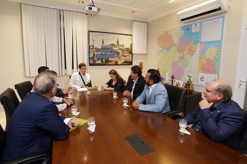 O Governo do Pará, por meio da Secretaria de Estado de Saúde Pública (Sespa), assinou nesta quinta-feira (5) um termo de convênio com a Prefeitura de Portel, no Arquipélago do Marajó, liberando R$ 1 milhão para reforma e recuperação do hospital municipal. “Uma obra importantíssima para melhorar a saúde pública no município de Portel e garantir o direito da população à saúde de qualidade, o direito à vida. E que o povo portelense possa ter garantido este bem tão sensível e necessário”, reiterou o governador Helder Barbalho. <div class='credito_fotos'>Foto: Bruno Cecim / Ag.Pará | <a href='/midias/2020/originais/6052_b57b8c38-679d-285b-7539-343c23bd2288.jpg' download><i class='fa-solid fa-download'></i> Download</a></div>