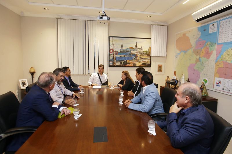 O Governo do Pará, por meio da Secretaria de Estado de Saúde Pública (Sespa), assinou nesta quinta-feira (5) um termo de convênio com a Prefeitura de Portel, no Arquipélago do Marajó, liberando R$ 1 milhão para reforma e recuperação do hospital municipal. “Uma obra importantíssima para melhorar a saúde pública no município de Portel e garantir o direito da população à saúde de qualidade, o direito à vida. E que o povo portelense possa ter garantido este bem tão sensível e necessário”, reiterou o governador Helder Barbalho. <div class='credito_fotos'>Foto: Bruno Cecim / Ag.Pará | <a href='/midias/2020/originais/6052_b915a643-fbde-ad77-c2ae-46e34aa35cd2.jpg' download><i class='fa-solid fa-download'></i> Download</a></div>