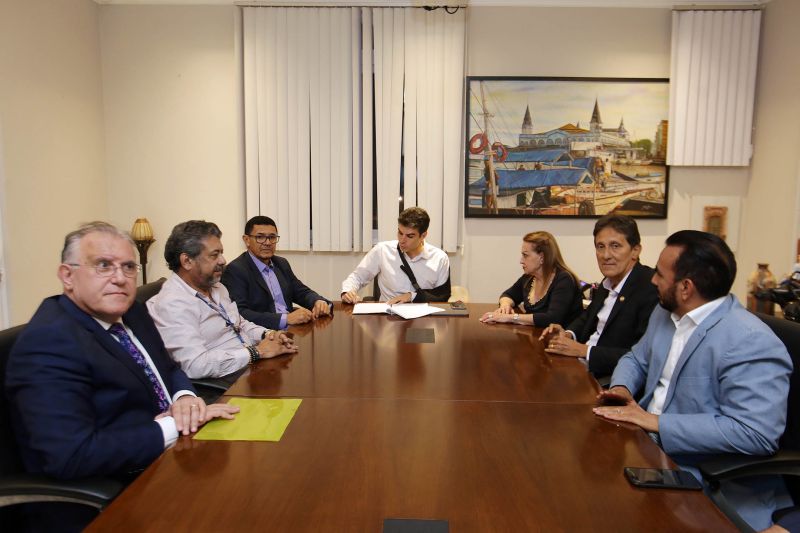 O Governo do Pará, por meio da Secretaria de Estado de Saúde Pública (Sespa), assinou nesta quinta-feira (5) um termo de convênio com a Prefeitura de Portel, no Arquipélago do Marajó, liberando R$ 1 milhão para reforma e recuperação do hospital municipal. “Uma obra importantíssima para melhorar a saúde pública no município de Portel e garantir o direito da população à saúde de qualidade, o direito à vida. E que o povo portelense possa ter garantido este bem tão sensível e necessário”, reiterou o governador Helder Barbalho. <div class='credito_fotos'>Foto: Bruno Cecim / Ag.Pará | <a href='/midias/2020/originais/6052_d5dbec55-f9a7-f8a1-a244-4daa9dbb711b.jpg' download><i class='fa-solid fa-download'></i> Download</a></div>