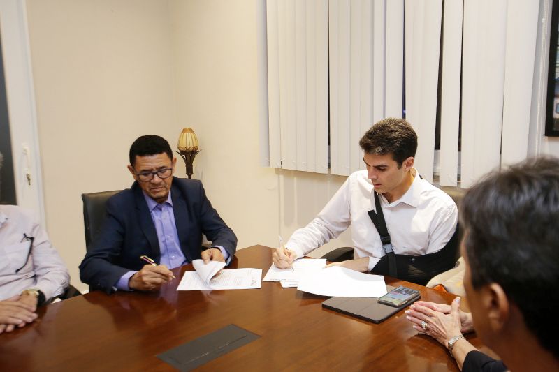 O Governo do Pará, por meio da Secretaria de Estado de Saúde Pública (Sespa), assinou nesta quinta-feira (5) um termo de convênio com a Prefeitura de Portel, no Arquipélago do Marajó, liberando R$ 1 milhão para reforma e recuperação do hospital municipal. “Uma obra importantíssima para melhorar a saúde pública no município de Portel e garantir o direito da população à saúde de qualidade, o direito à vida. E que o povo portelense possa ter garantido este bem tão sensível e necessário”, reiterou o governador Helder Barbalho. <div class='credito_fotos'>Foto: Bruno Cecim / Ag.Pará | <a href='/midias/2020/originais/6052_d6cb7bf2-aca0-f0f4-0dae-f75ea366aac3.jpg' download><i class='fa-solid fa-download'></i> Download</a></div>