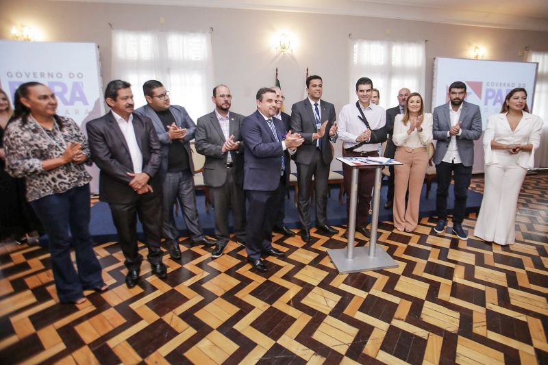 Na manhã desta sexta-feira (6), no Palácio do Governo, o governador do Pará, Helder Barbalho, assinou o contrato de financiamento com a Caixa Econômica Federal no valor de R$ 537.332.634,96. O recurso é destinado para investimentos nas áreas da saúde, desenvolvimento, mobilidade urbana, infraestrutura e turismo. <div class='credito_fotos'>Foto: Bruno Cecim / Ag.Pará | <a href='/midias/2020/originais/6053_427a8f1d-2038-0297-398e-5b72e0e6b129.jpg' download><i class='fa-solid fa-download'></i> Download</a></div>