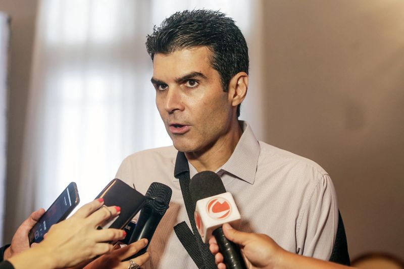 Na manhã desta sexta-feira (6), no Palácio do Governo, o governador do Pará, Helder Barbalho, assinou o contrato de financiamento com a Caixa Econômica Federal no valor de R$ 537.332.634,96. O recurso é destinado para investimentos nas áreas da saúde, desenvolvimento, mobilidade urbana, infraestrutura e turismo. <div class='credito_fotos'>Foto: Bruno Cecim / Ag.Pará | <a href='/midias/2020/originais/6053_49b8f48a-da54-84a8-700b-783e0a5e1b40.jpg' download><i class='fa-solid fa-download'></i> Download</a></div>
