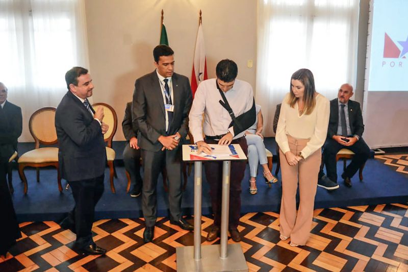 Na manhã desta sexta-feira (6), no Palácio do Governo, o governador do Pará, Helder Barbalho, assinou o contrato de financiamento com a Caixa Econômica Federal no valor de R$ 537.332.634,96. O recurso é destinado para investimentos nas áreas da saúde, desenvolvimento, mobilidade urbana, infraestrutura e turismo. <div class='credito_fotos'>Foto: Bruno Cecim / Ag.Pará | <a href='/midias/2020/originais/6053_4e017232-2cae-31ac-7a46-b3132901733d.jpg' download><i class='fa-solid fa-download'></i> Download</a></div>