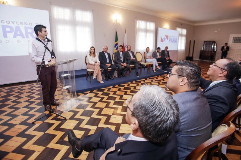 Na manhã desta sexta-feira (6), no Palácio do Governo, o governador do Pará, Helder Barbalho, assinou o contrato de financiamento com a Caixa Econômica Federal no valor de R$ 537.332.634,96. O recurso é destinado para investimentos nas áreas da saúde, desenvolvimento, mobilidade urbana, infraestrutura e turismo. <div class='credito_fotos'>Foto: Bruno Cecim / Ag.Pará | <a href='/midias/2020/originais/6053_66c429cc-389d-5395-f9ec-456ab69244a6.jpg' download><i class='fa-solid fa-download'></i> Download</a></div>