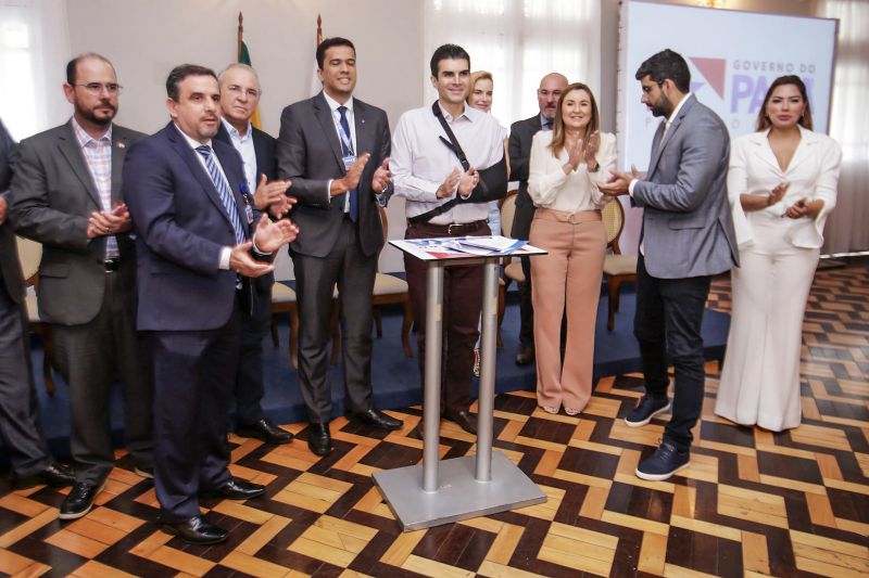 Na manhã desta sexta-feira (6), no Palácio do Governo, o governador do Pará, Helder Barbalho, assinou o contrato de financiamento com a Caixa Econômica Federal no valor de R$ 537.332.634,96. O recurso é destinado para investimentos nas áreas da saúde, desenvolvimento, mobilidade urbana, infraestrutura e turismo. <div class='credito_fotos'>Foto: Bruno Cecim / Ag.Pará | <a href='/midias/2020/originais/6053_8b892a90-f192-6a50-8902-59e2612af023.jpg' download><i class='fa-solid fa-download'></i> Download</a></div>