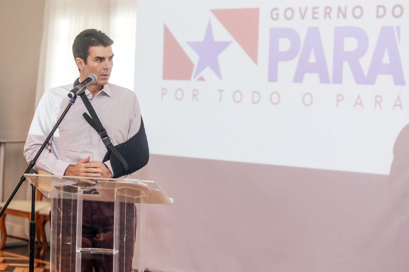 Na manhã desta sexta-feira (6), no Palácio do Governo, o governador do Pará, Helder Barbalho, assinou o contrato de financiamento com a Caixa Econômica Federal no valor de R$ 537.332.634,96. O recurso é destinado para investimentos nas áreas da saúde, desenvolvimento, mobilidade urbana, infraestrutura e turismo. <div class='credito_fotos'>Foto: Bruno Cecim / Ag.Pará | <a href='/midias/2020/originais/6053_8f9d0ccf-d816-b537-5993-fbf39f500d6e.jpg' download><i class='fa-solid fa-download'></i> Download</a></div>