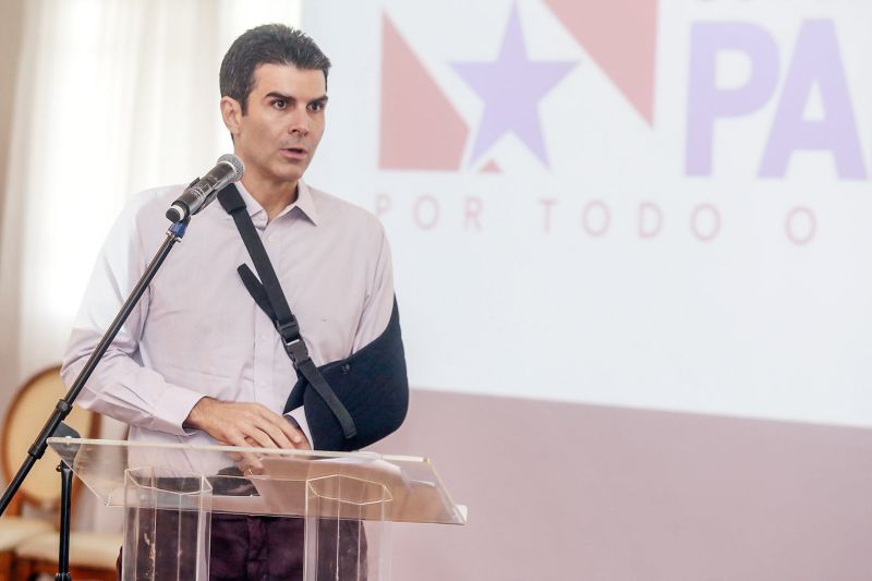 Na manhã desta sexta-feira (6), no Palácio do Governo, o governador do Pará, Helder Barbalho, assinou o contrato de financiamento com a Caixa Econômica Federal no valor de R$ 537.332.634,96. O recurso é destinado para investimentos nas áreas da saúde, desenvolvimento, mobilidade urbana, infraestrutura e turismo. <div class='credito_fotos'>Foto: Bruno Cecim / Ag.Pará | <a href='/midias/2020/originais/6053_9ddcc616-a4f6-2194-c56a-8fc4b83199eb.jpg' download><i class='fa-solid fa-download'></i> Download</a></div>