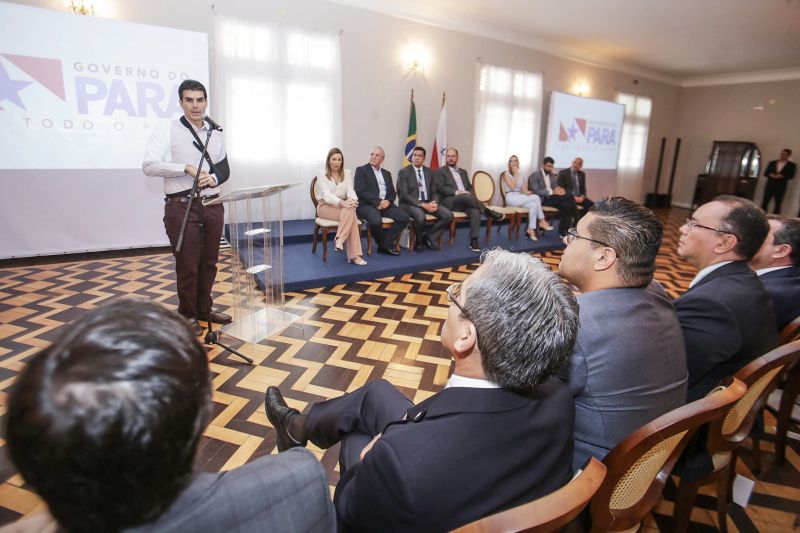 Na manhã desta sexta-feira (6), no Palácio do Governo, o governador do Pará, Helder Barbalho, assinou o contrato de financiamento com a Caixa Econômica Federal no valor de R$ 537.332.634,96. O recurso é destinado para investimentos nas áreas da saúde, desenvolvimento, mobilidade urbana, infraestrutura e turismo. <div class='credito_fotos'>Foto: Bruno Cecim / Ag.Pará | <a href='/midias/2020/originais/6053_e1b6875e-97d1-b10d-c0f4-003a2897949d.jpg' download><i class='fa-solid fa-download'></i> Download</a></div>