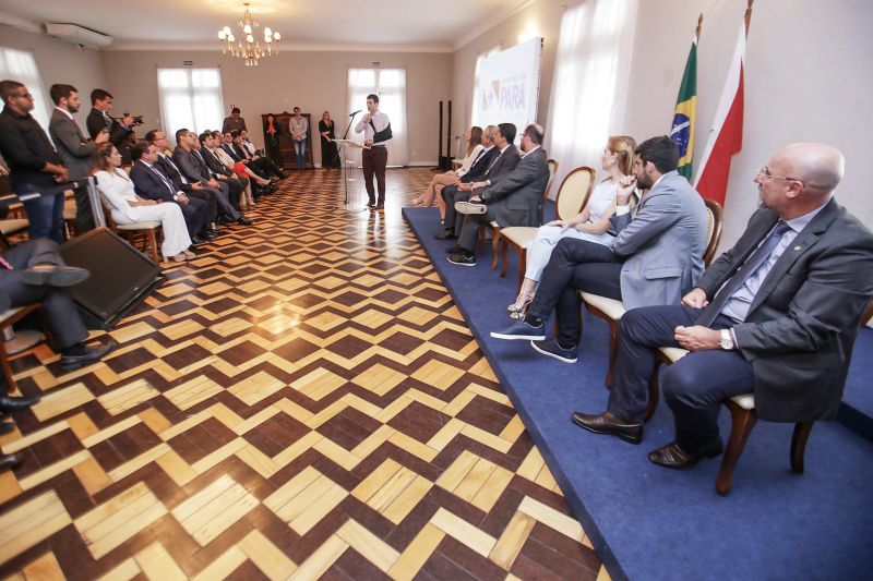 Na manhã desta sexta-feira (6), no Palácio do Governo, o governador do Pará, Helder Barbalho, assinou o contrato de financiamento com a Caixa Econômica Federal no valor de R$ 537.332.634,96. O recurso é destinado para investimentos nas áreas da saúde, desenvolvimento, mobilidade urbana, infraestrutura e turismo. <div class='credito_fotos'>Foto: Bruno Cecim / Ag.Pará | <a href='/midias/2020/originais/6053_e408a883-8fa8-6256-765c-3e5405900ab6.jpg' download><i class='fa-solid fa-download'></i> Download</a></div>