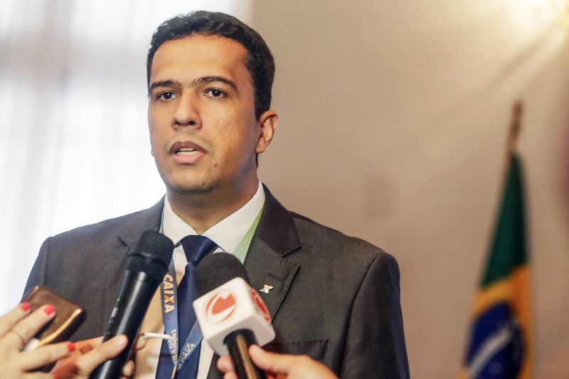 Na manhã desta sexta-feira (6), no Palácio do Governo, o governador do Pará, Helder Barbalho, assinou o contrato de financiamento com a Caixa Econômica Federal no valor de R$ 537.332.634,96. O recurso é destinado para investimentos nas áreas da saúde, desenvolvimento, mobilidade urbana, infraestrutura e turismo. <div class='credito_fotos'>Foto: Bruno Cecim / Ag.Pará | <a href='/midias/2020/originais/6053_ebfc6133-f32e-f84d-4438-3f831e49f731.jpg' download><i class='fa-solid fa-download'></i> Download</a></div>