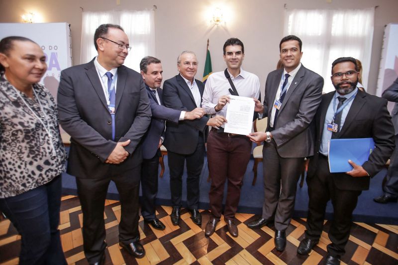 Na manhã desta sexta-feira (6), no Palácio do Governo, o governador do Pará, Helder Barbalho, assinou o contrato de financiamento com a Caixa Econômica Federal no valor de R$ 537.332.634,96. O recurso é destinado para investimentos nas áreas da saúde, desenvolvimento, mobilidade urbana, infraestrutura e turismo. <div class='credito_fotos'>Foto: Bruno Cecim / Ag.Pará | <a href='/midias/2020/originais/6053_f0e8dd2f-d9d5-eb78-e3f4-7d62c8ecba58.jpg' download><i class='fa-solid fa-download'></i> Download</a></div>