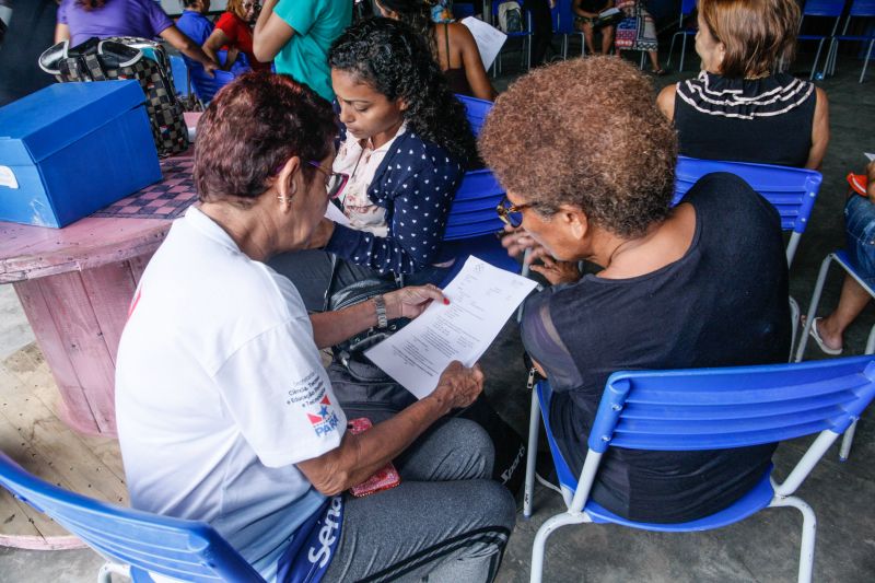 Durante as ações, o programa já realizou mais de 11 mil atendimentos somente em Ananindeua. No Pará, mais de 50 mil pessoas foram beneficiadas com a iniciativa, que conta com a participação de diversos órgãos e parceiros que levam serviços de cidadania, saúde, emprego e renda. <div class='credito_fotos'>Foto: Jader Paes / Agência Pará | <a href='/midias/2020/originais/6061_db29a4c6-7b23-ce6e-ba58-36bb109537f5.jpg' download><i class='fa-solid fa-download'></i> Download</a></div>