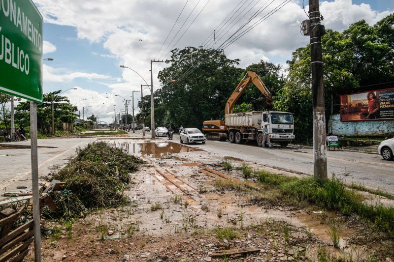 Na manhã desta quarta-feira (18), equipes do Governo iniciaram ações emergenciais de limpeza e desobstrução de valas, fossas e canais em vários pontos de Belém, o objetivo é combater os alagamentos na cidade. <div class='credito_fotos'>Foto: Jader Paes / Agência Pará | <a href='/midias/2020/originais/6088_0143c9e6-2f1e-8a39-4451-f6588fe67edb.jpg' download><i class='fa-solid fa-download'></i> Download</a></div>