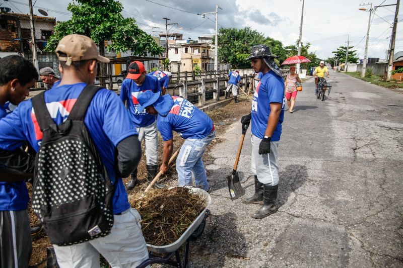Na manhã desta quarta-feira (18), equipes do Governo iniciaram ações emergenciais de limpeza e desobstrução de valas, fossas e canais em vários pontos de Belém, o objetivo é combater os alagamentos na cidade. <div class='credito_fotos'>Foto: Jader Paes / Agência Pará | <a href='/midias/2020/originais/6088_017a32ff-b00d-3464-e4e1-aed1f5bfe593.jpg' download><i class='fa-solid fa-download'></i> Download</a></div>