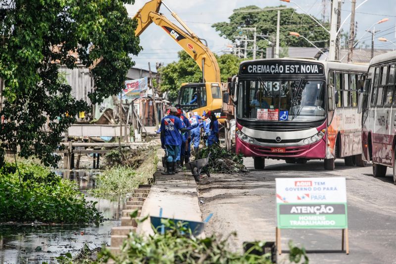 Na manhã desta quarta-feira (18), equipes do Governo iniciaram ações emergenciais de limpeza e desobstrução de valas, fossas e canais em vários pontos de Belém, o objetivo é combater os alagamentos na cidade. <div class='credito_fotos'>Foto: Jader Paes / Agência Pará   |   <a href='/midias/2020/originais/6088_047f1aea-539e-fc5b-37a0-6dc0dc152f57.jpg' download><i class='fa-solid fa-download'></i> Download</a></div>