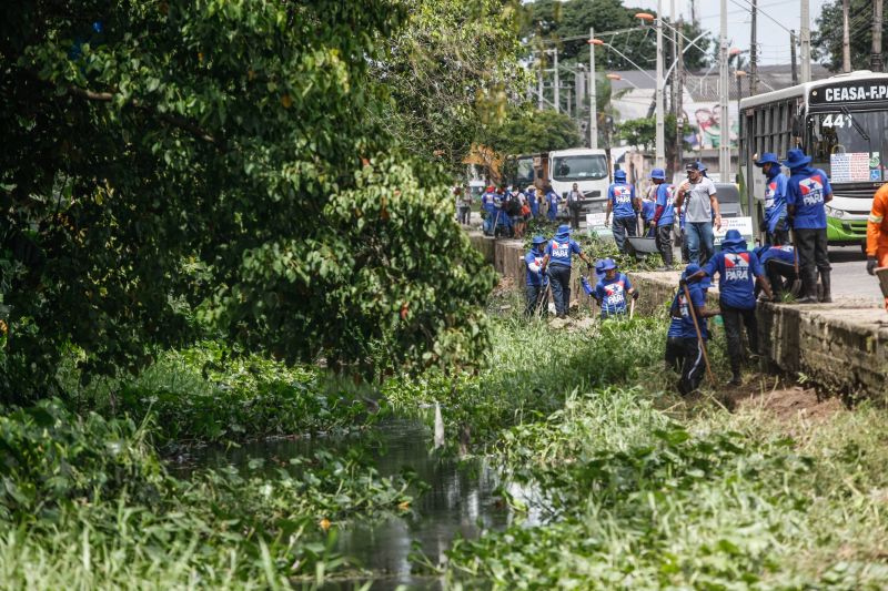 Na manhã desta quarta-feira (18), equipes do Governo iniciaram ações emergenciais de limpeza e desobstrução de valas, fossas e canais em vários pontos de Belém, o objetivo é combater os alagamentos na cidade. <div class='credito_fotos'>Foto: Jader Paes / Agência Pará | <a href='/midias/2020/originais/6088_06d77b47-d3fa-2546-bae2-dcd8e43b8427.jpg' download><i class='fa-solid fa-download'></i> Download</a></div>