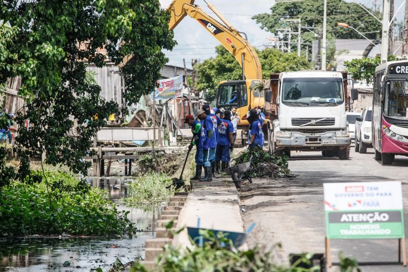 Na manhã desta quarta-feira (18), equipes do Governo iniciaram ações emergenciais de limpeza e desobstrução de valas, fossas e canais em vários pontos de Belém, o objetivo é combater os alagamentos na cidade. <div class='credito_fotos'>Foto: Jader Paes / Agência Pará | <a href='/midias/2020/originais/6088_1129fb31-cb71-412e-9bfd-f6f6793ae06f.jpg' download><i class='fa-solid fa-download'></i> Download</a></div>